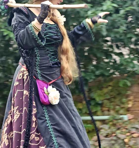 Sorcière païenne de profil, superbe costume, parade hocus pocus cie Lunatypik